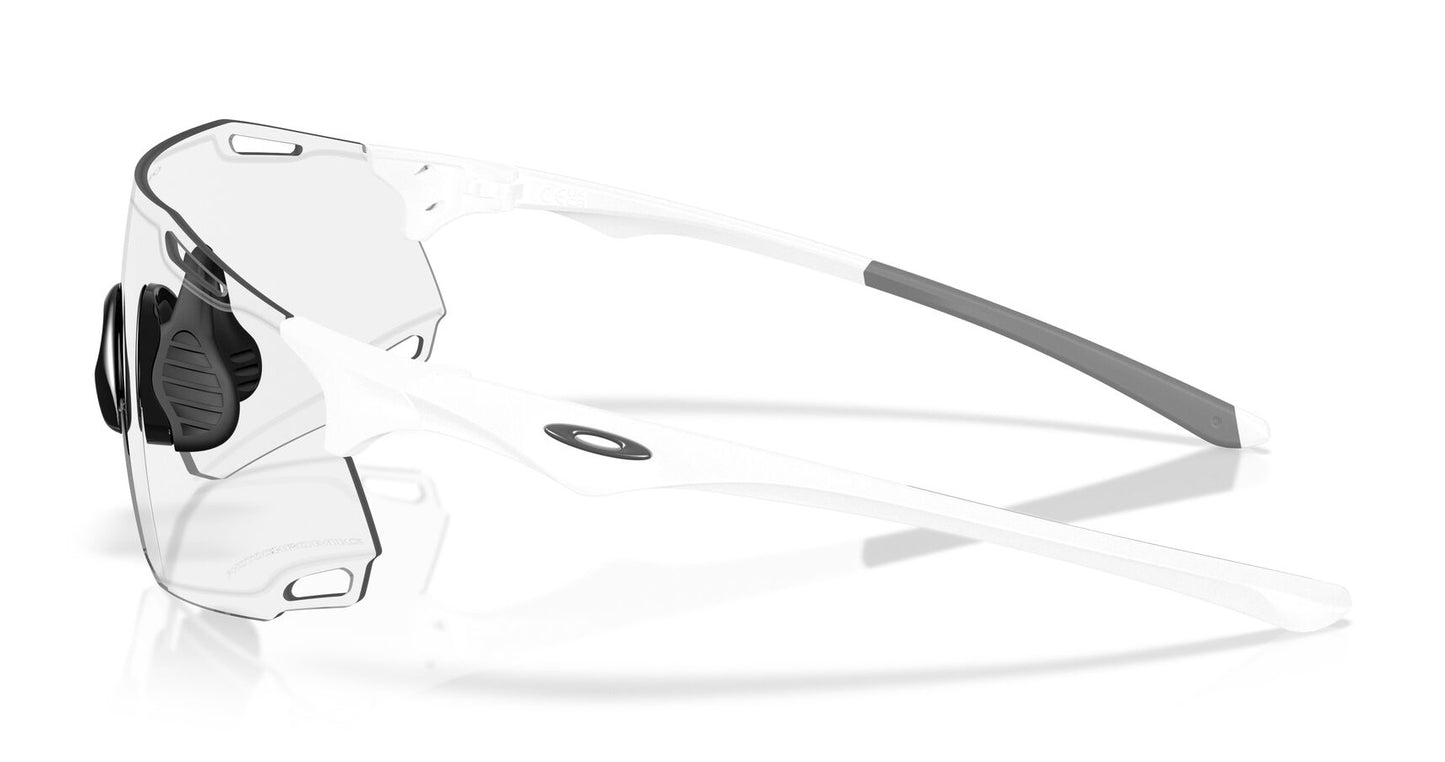 Oakley Cybr Dyno Matte White Clear To Black Iridium Photochromic OO9513D 01 (39)
